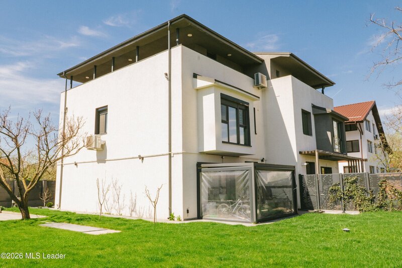 Pipera Vila premium in proximitatea Porsche Nord-Campul Pipera 362mp curte