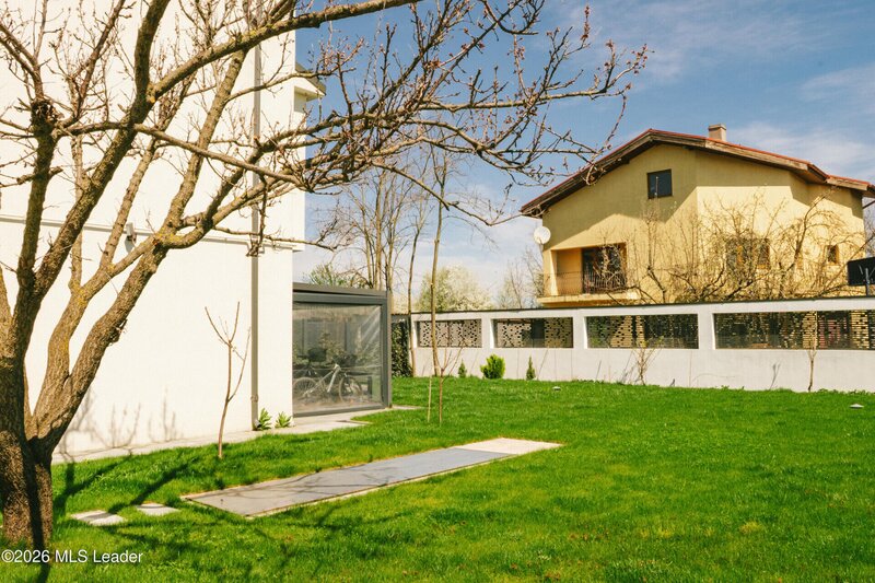 Pipera Vila premium in proximitatea Porsche Nord-Campul Pipera 362mp curte